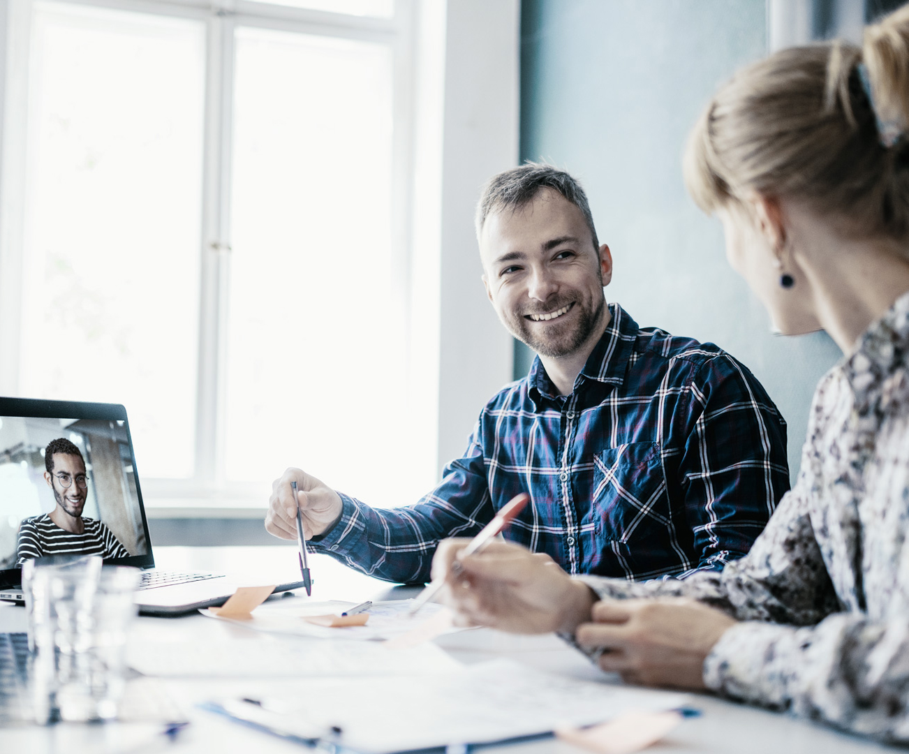 Hybrid-Meeting-Teams_Telefonie_Kevisual_470_390