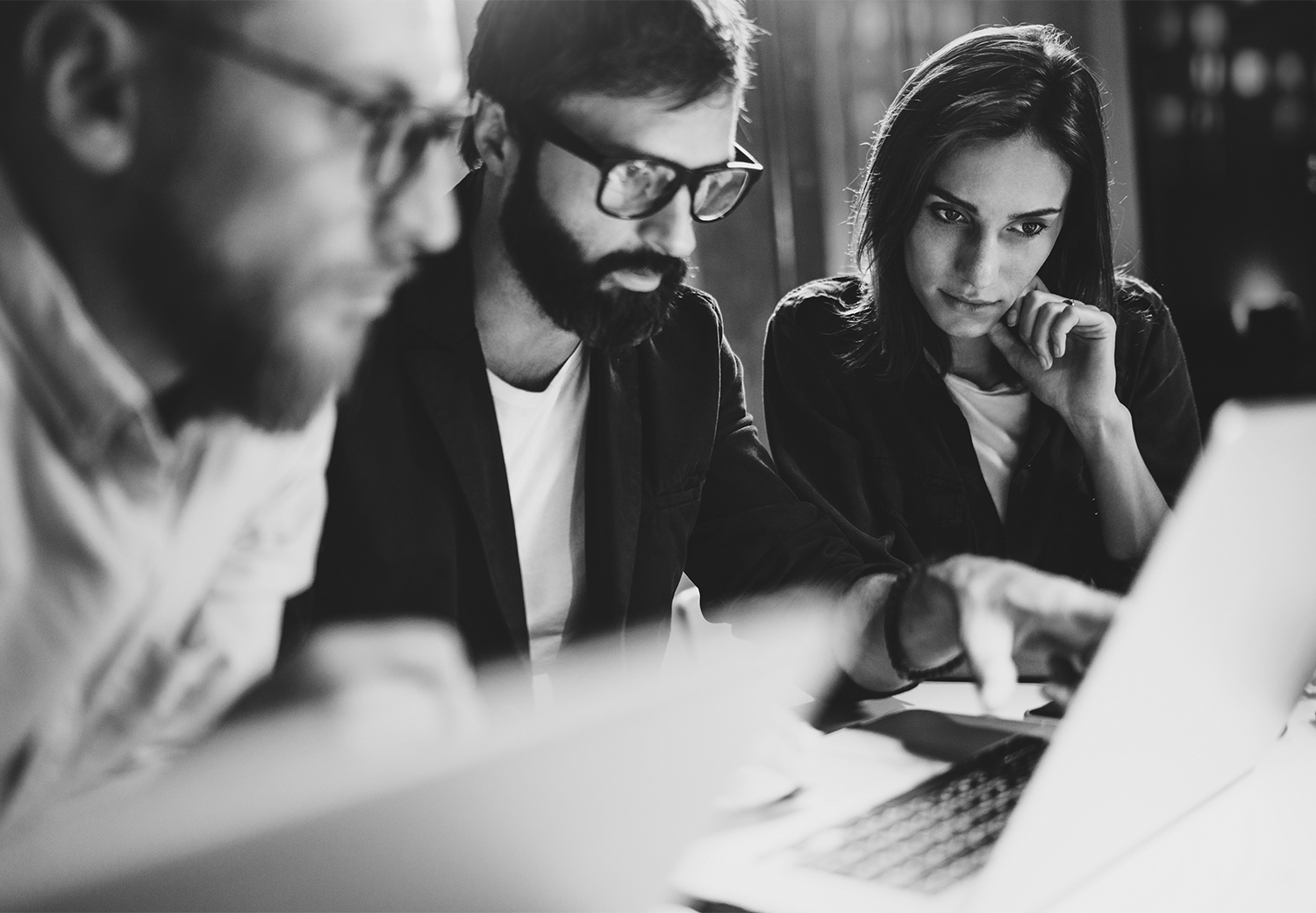 Meeting_Menschen_Laptops__Whitepaper_SV_mobile_slider